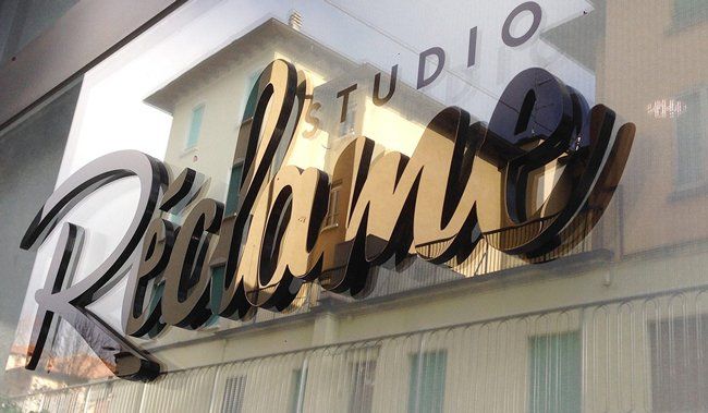 Lettere sagomate personalizzate montate su parete