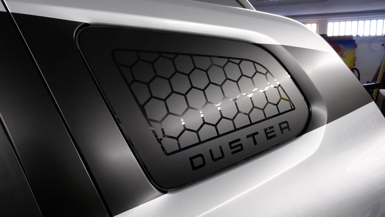 Lettere adesive prespaziati applicate su vetrina