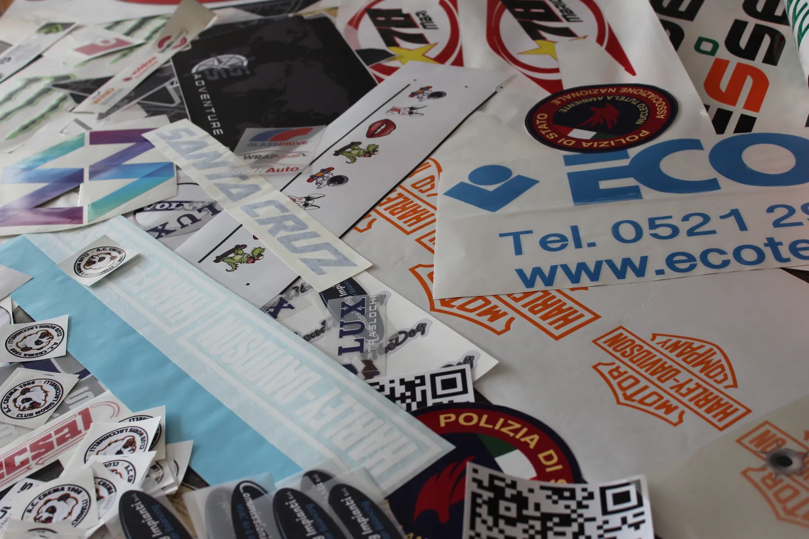 Lettere prespaziati bianche su superficie scura