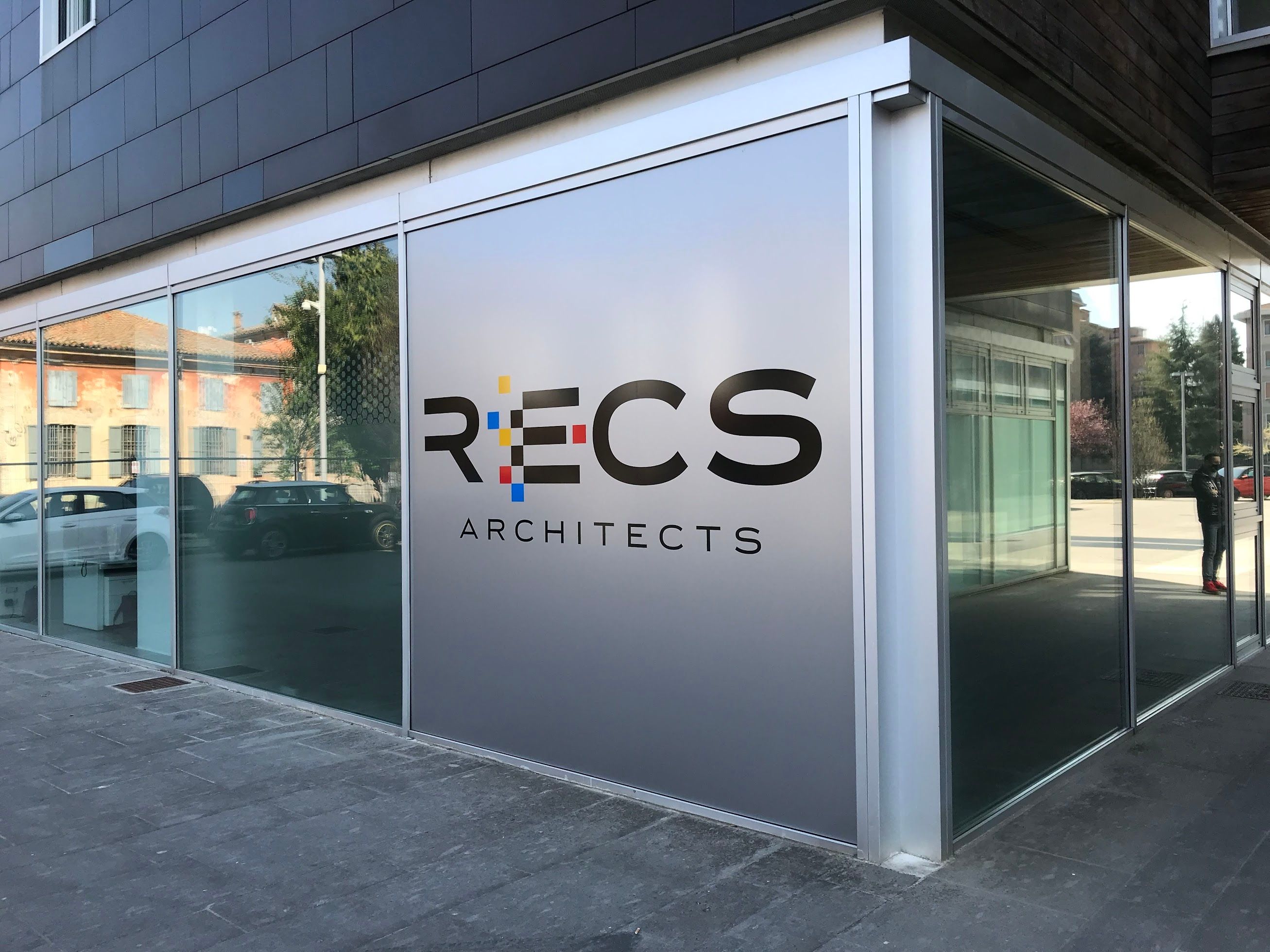 Dettaglio finitura adesivi prespaziati su vetro