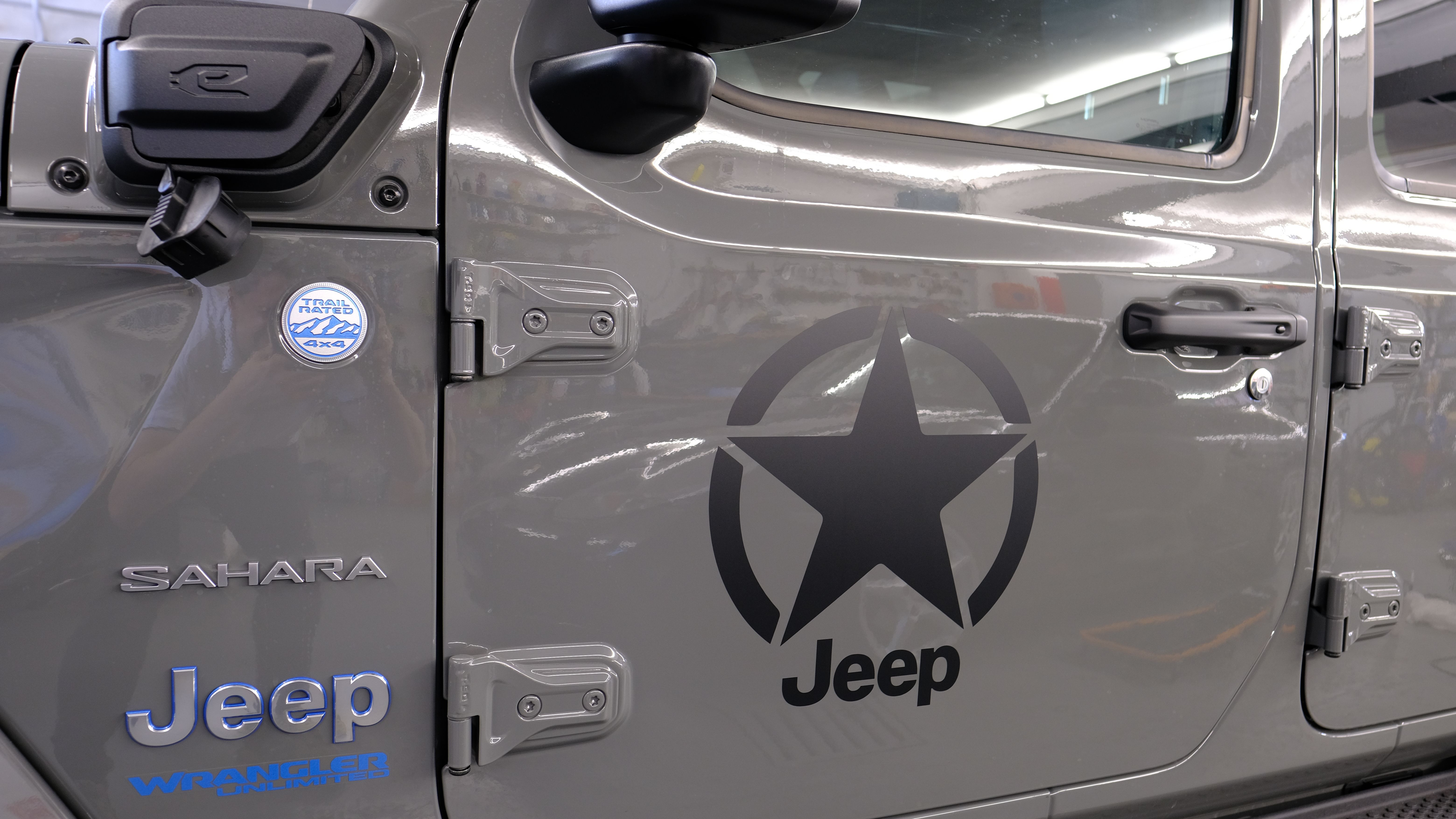 Scritta pubblicitaria prespaziata su vetro