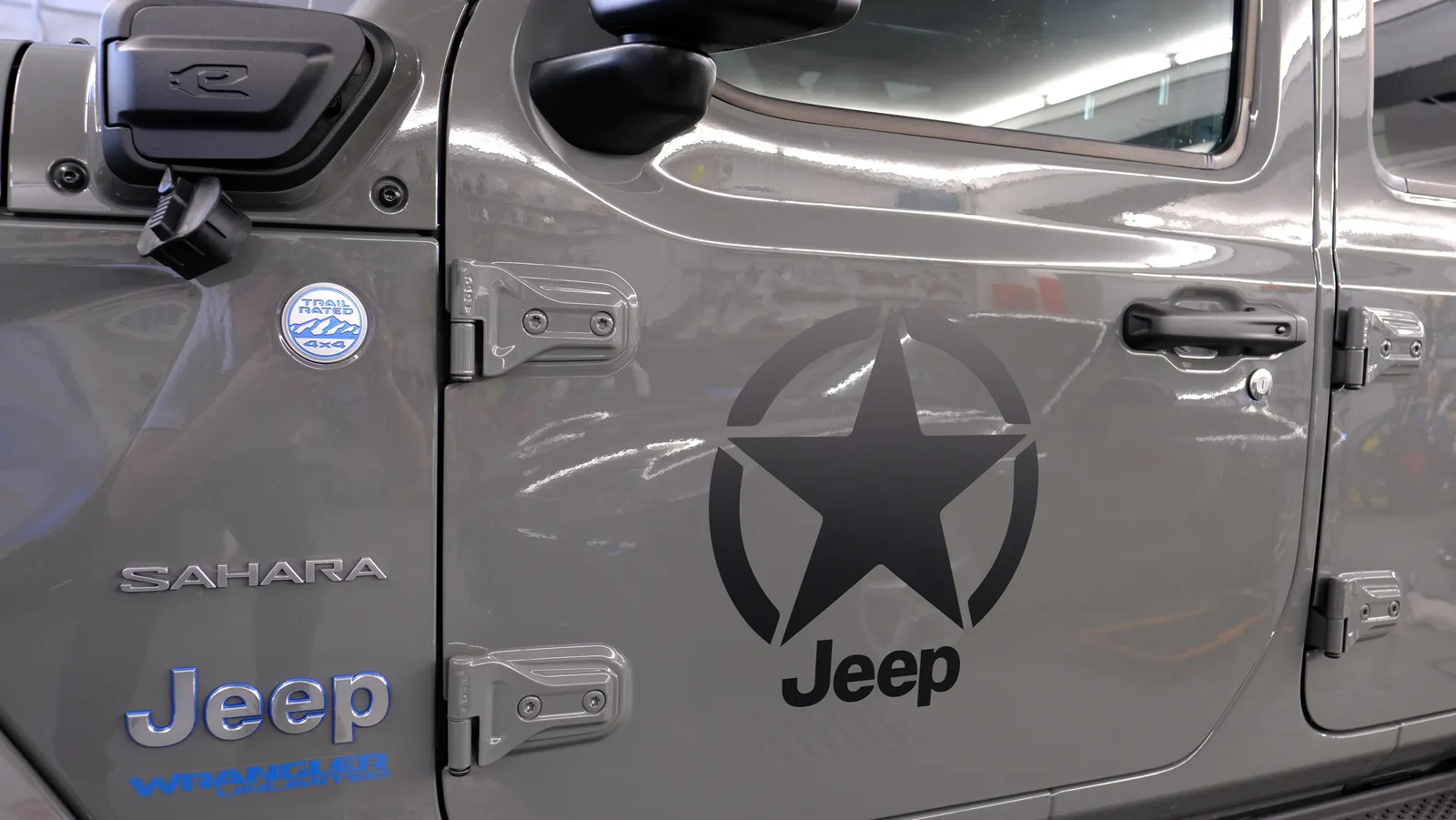 Scritta pubblicitaria prespaziata su vetro