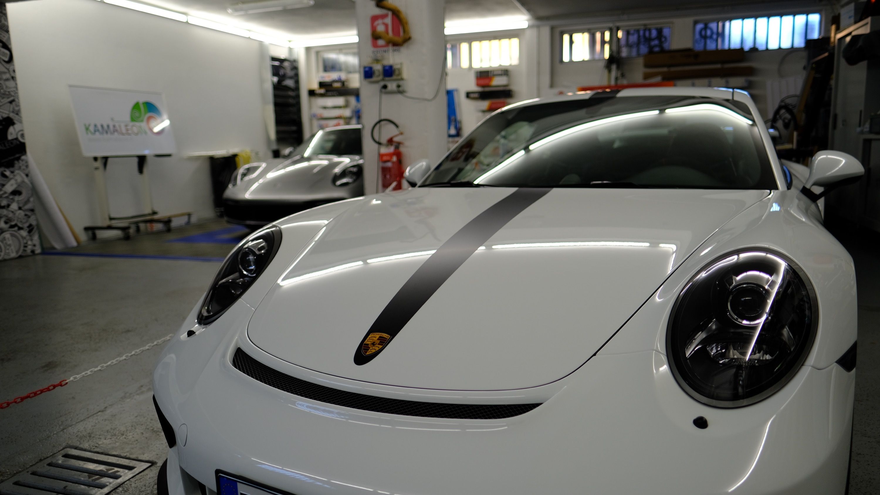 Auto luxury con wrapping cromato