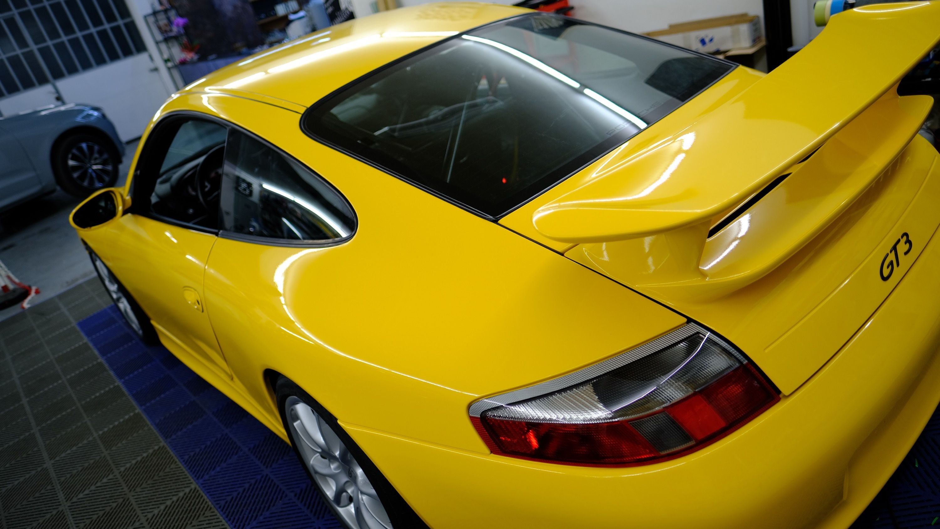 Finitura dettagliata wrapping su specchietti retrovisori