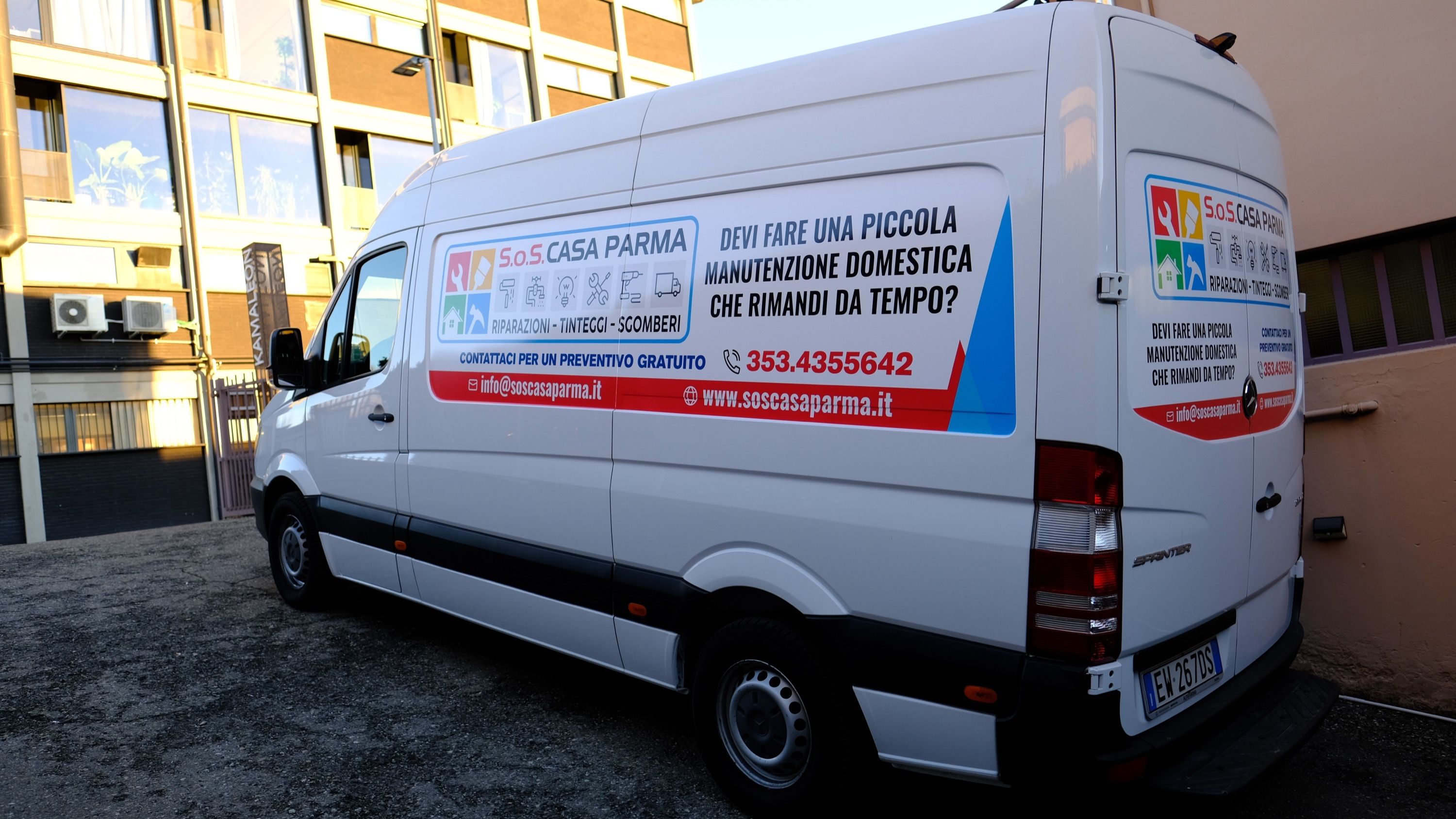 Applicazione adesivi su portiere veicolo commerciale