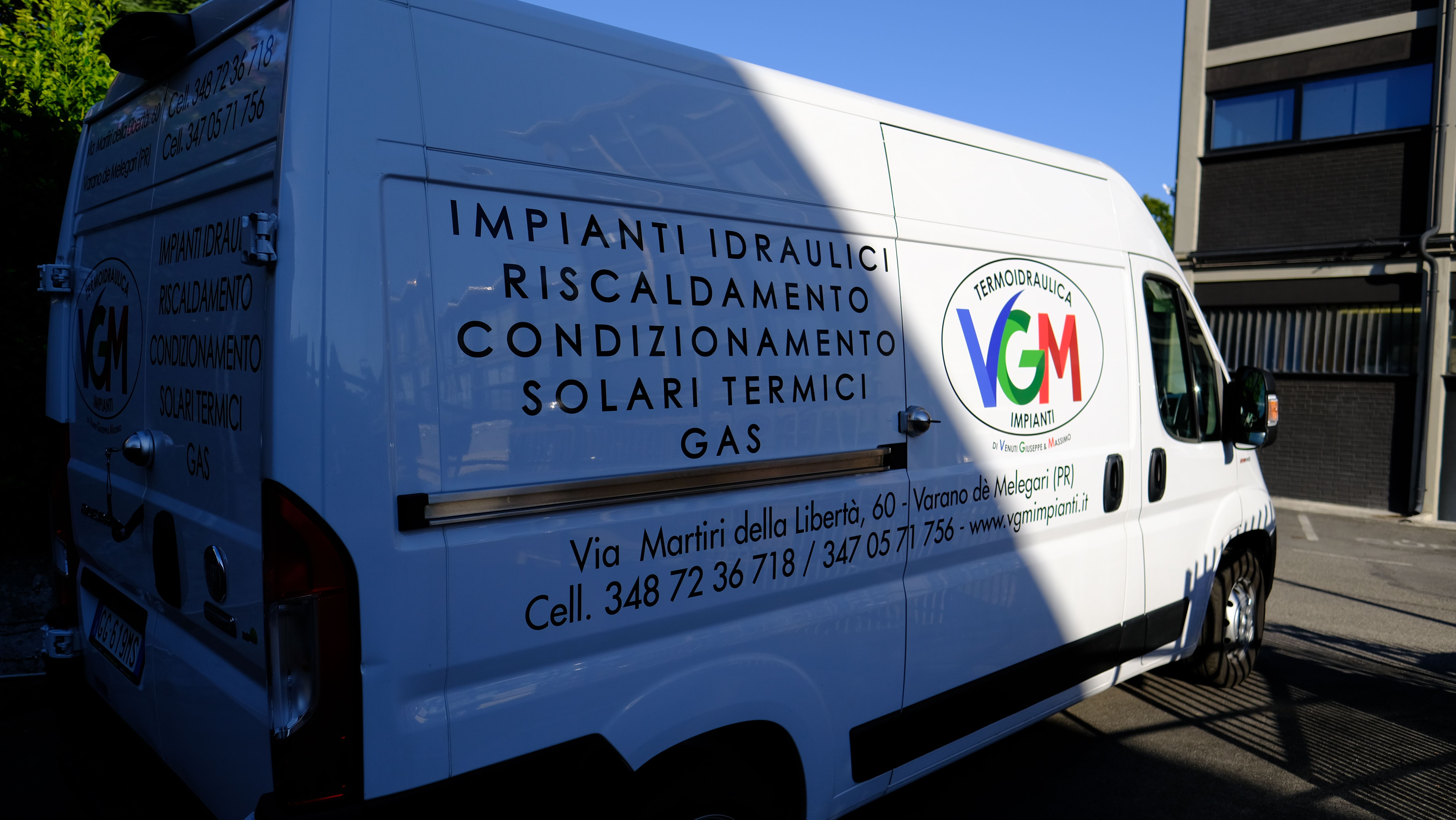 Camion decorato con grafica pubblicitaria aziendale