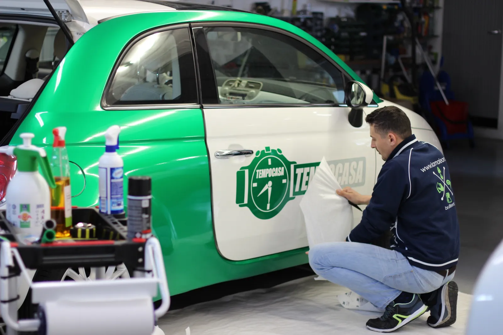 Veicolo commerciale con wrapping grafico completo