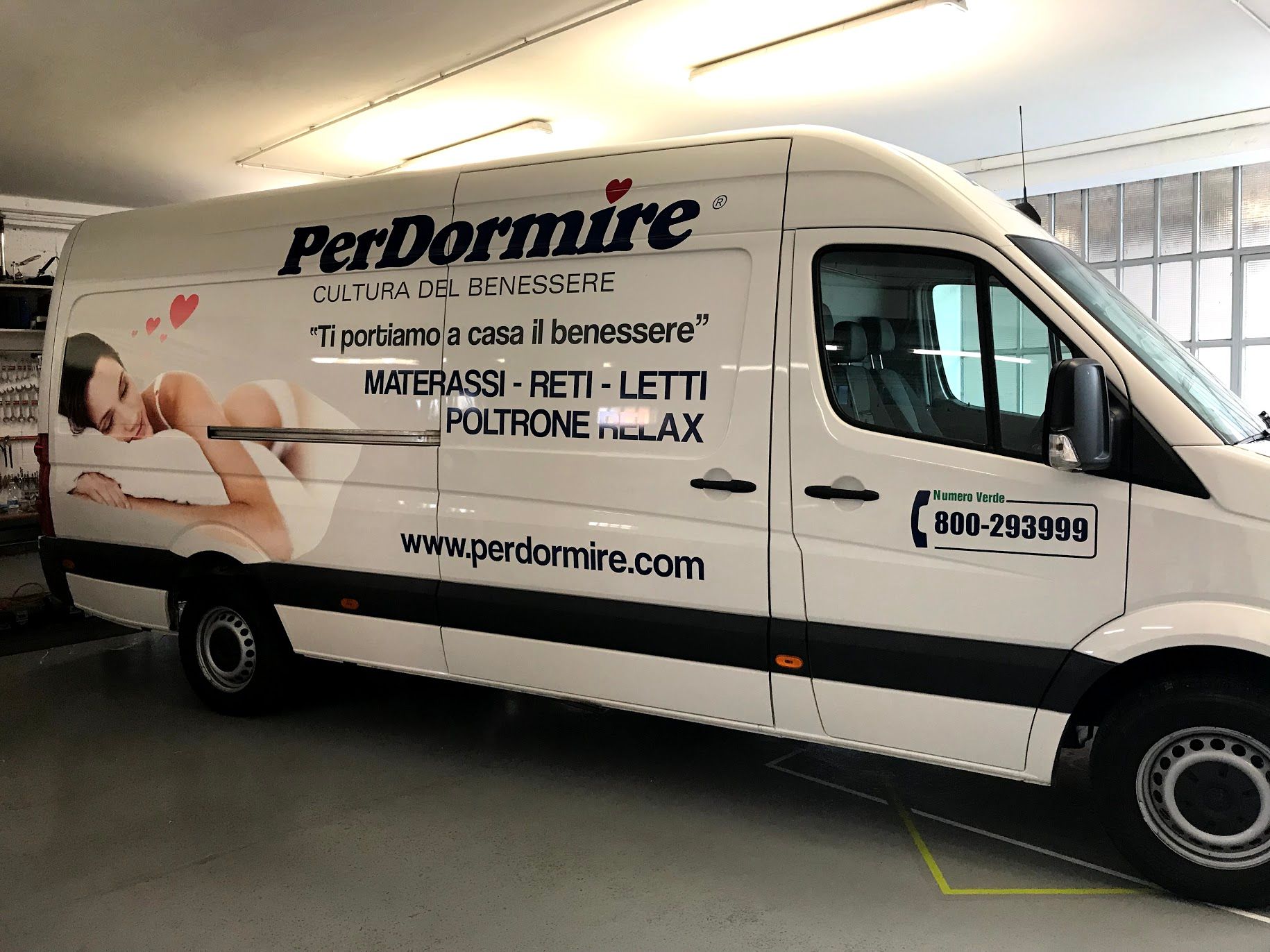 Van con grafica promozionale e contatti aziendali