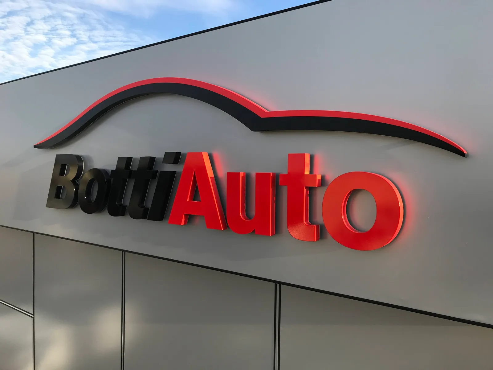 Installazione insegna su facciata edificio commerciale