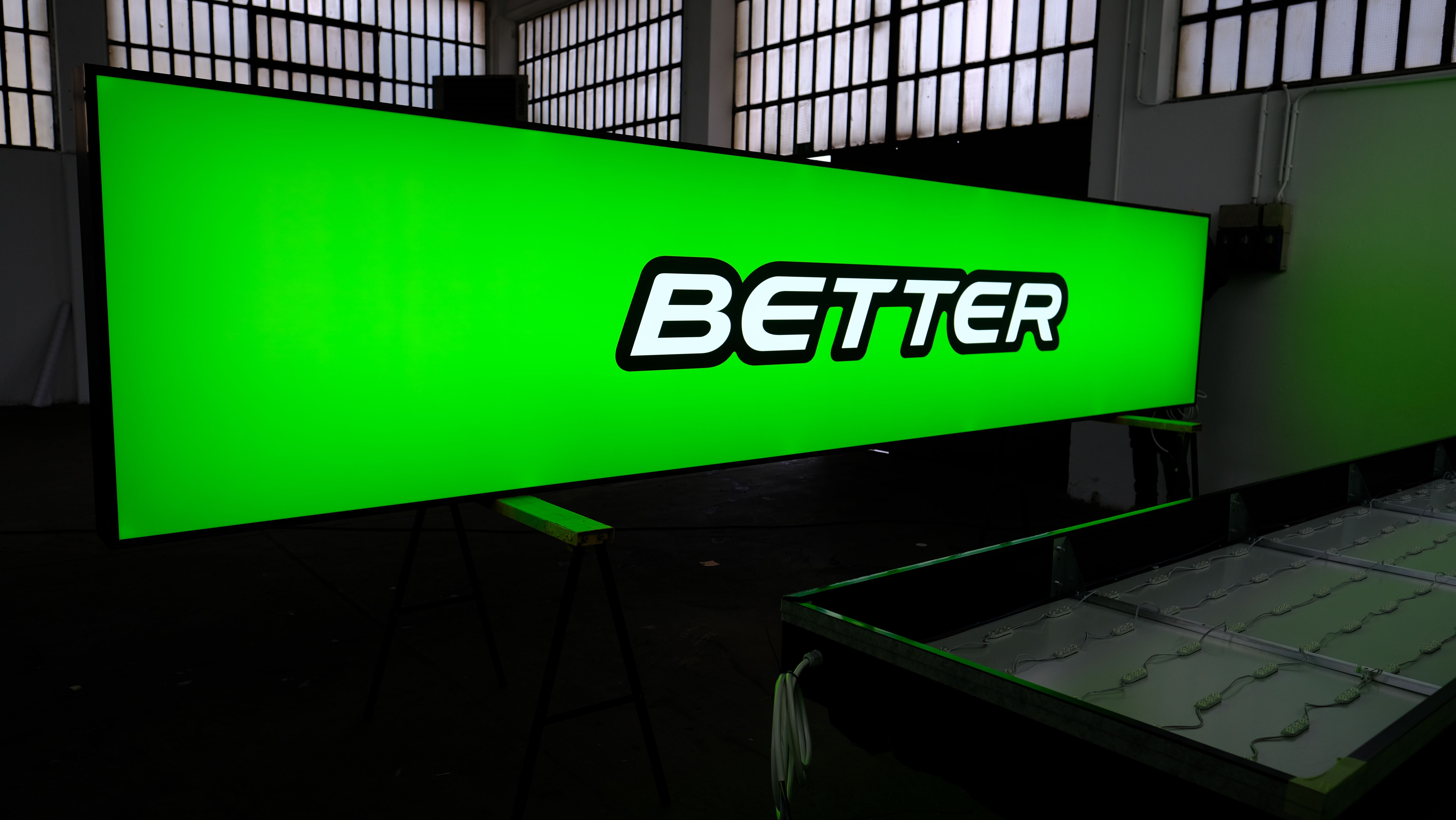 Insegna sagomata con lettere in rilievo illuminate