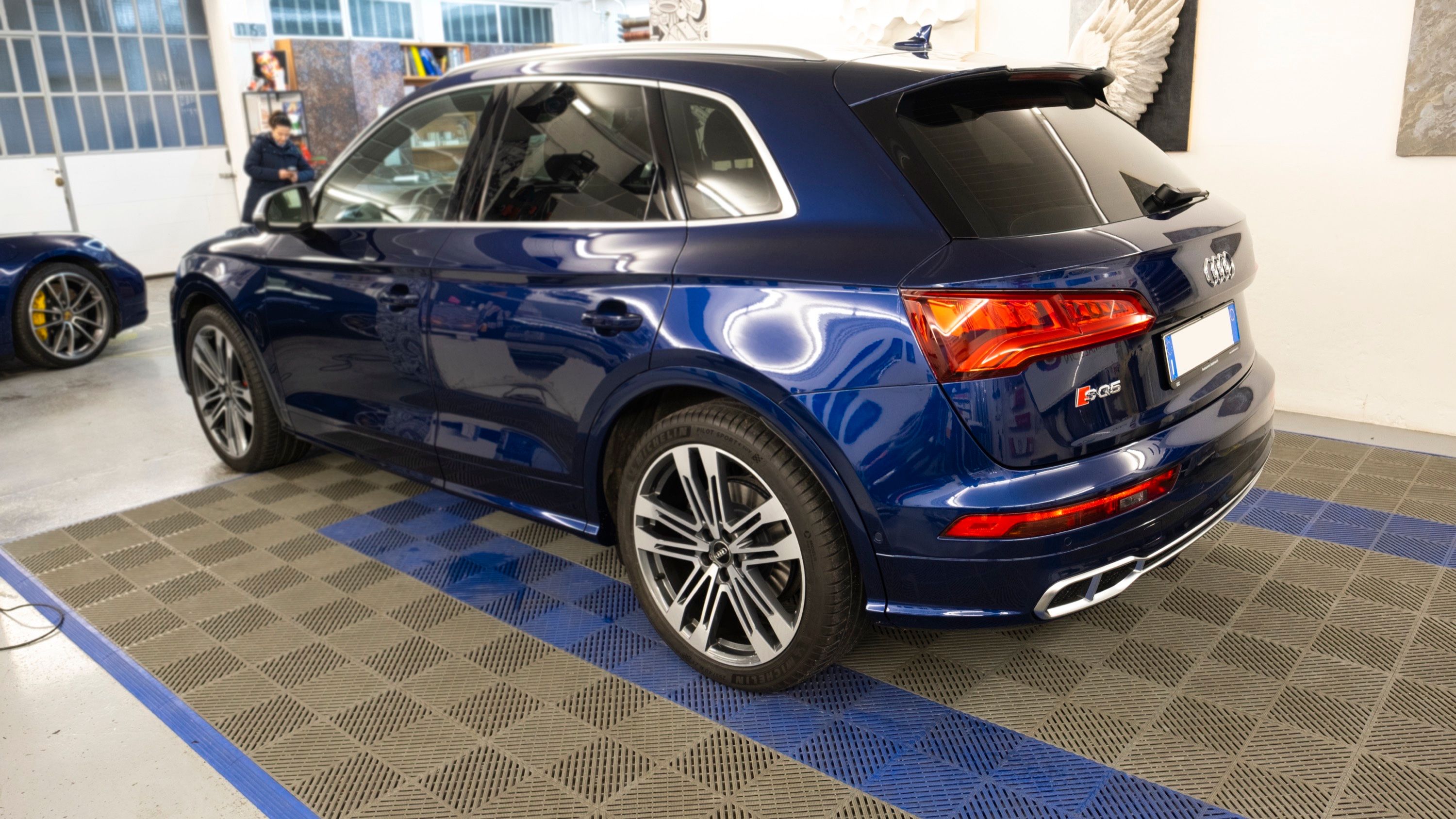 Applicazione pellicola oscurante su vetri auto