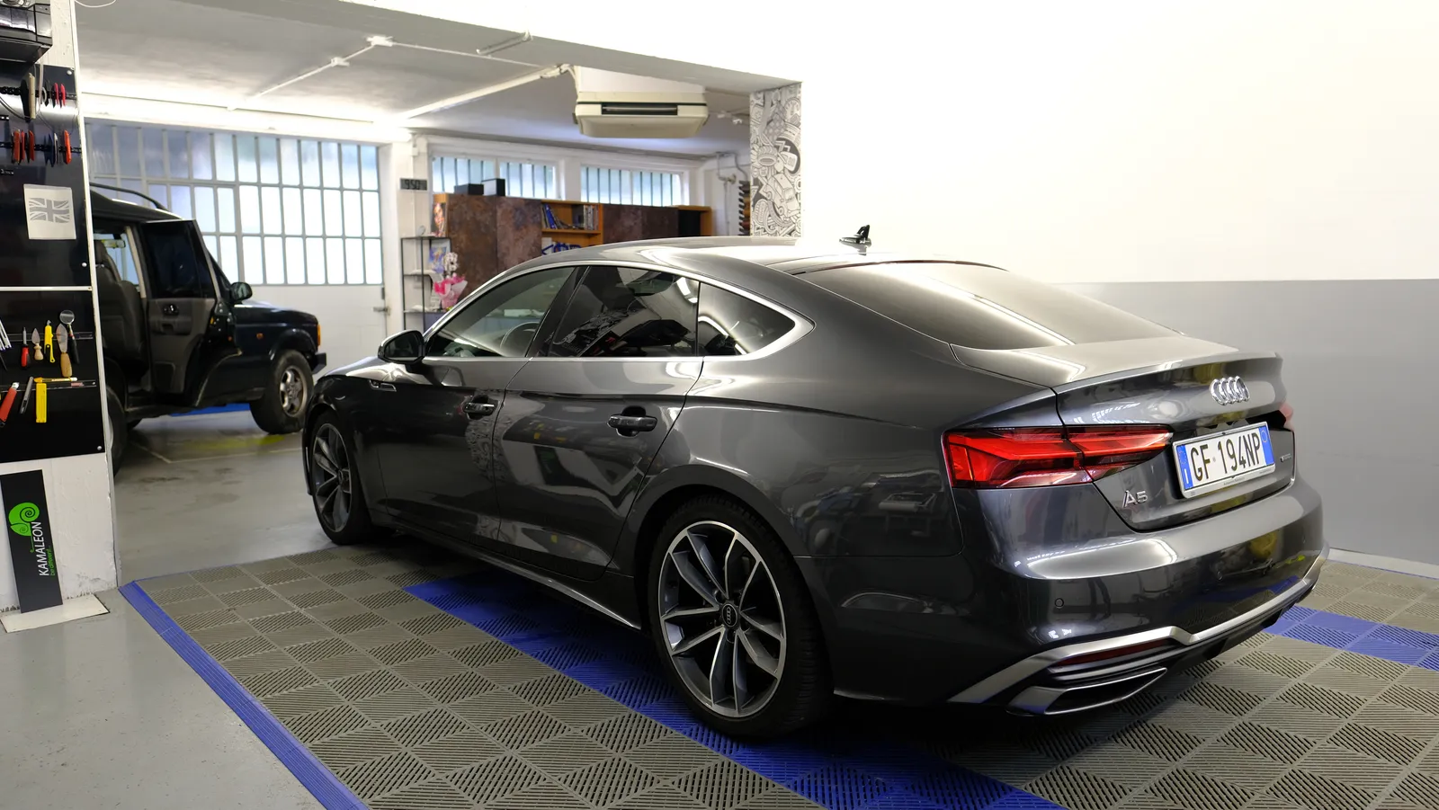 Finitura professionale oscuramento vetri auto