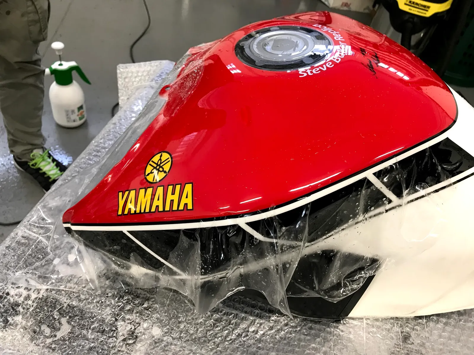 Finitura dettagliata protezione carrozzeria con PPF